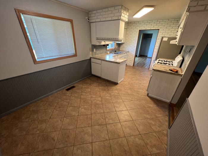 11828 Monroe Circle Northeast – photo 4