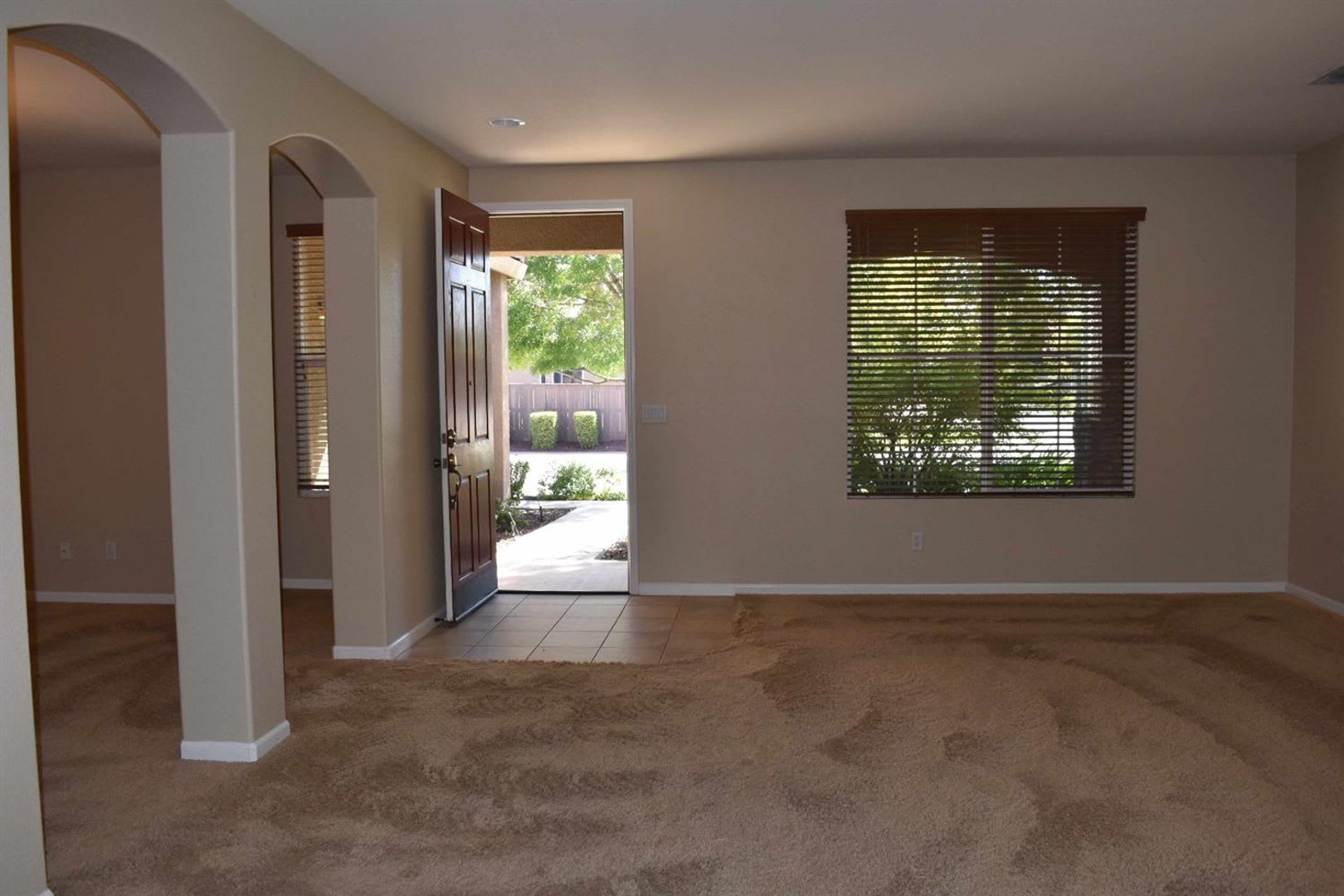 Beautiful Single-Story Home in a Desirable Lincoln Neighborhood! – photo 5