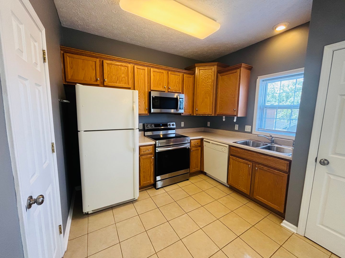 Conveniently Located 2 Bedroom 1 5 Bath Townhouse – photo 4