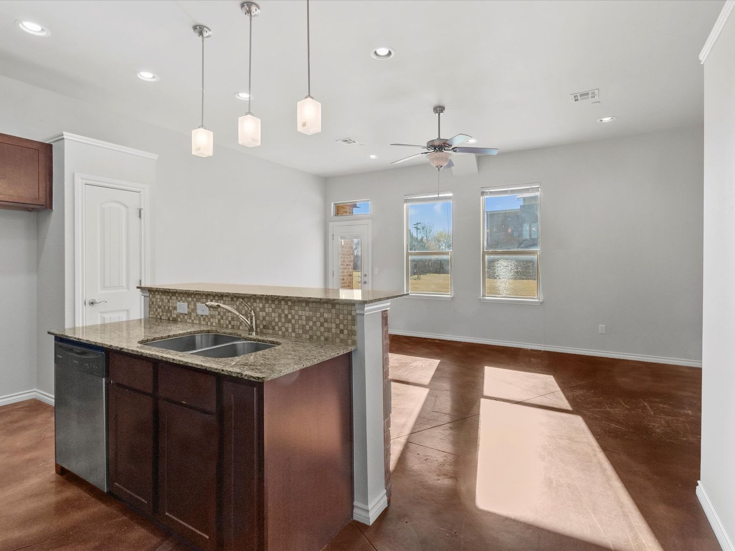 Move In Special Gorgeous Newer 2Br 2 5Ba Townhome – photo 1