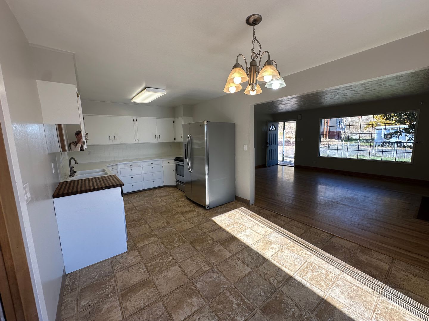 Spacious 4 Bedroom Home with Fenced Yard – photo 4