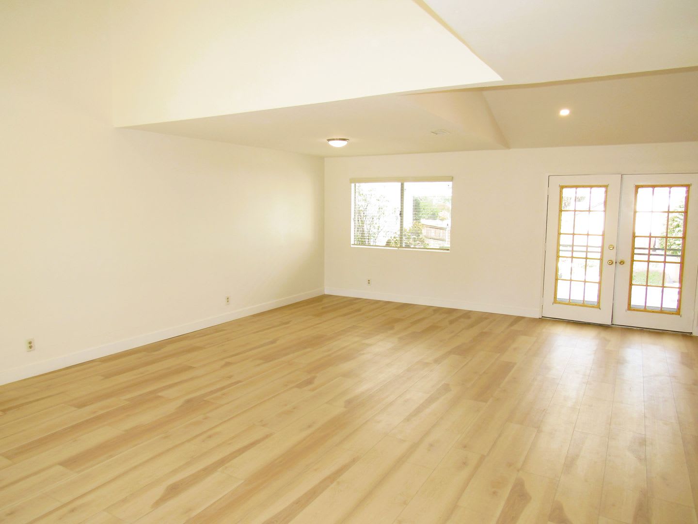 Spacious and Well Maintained 3 Bedroom 2 Bath single Family Home in The City of Corona – photo 3