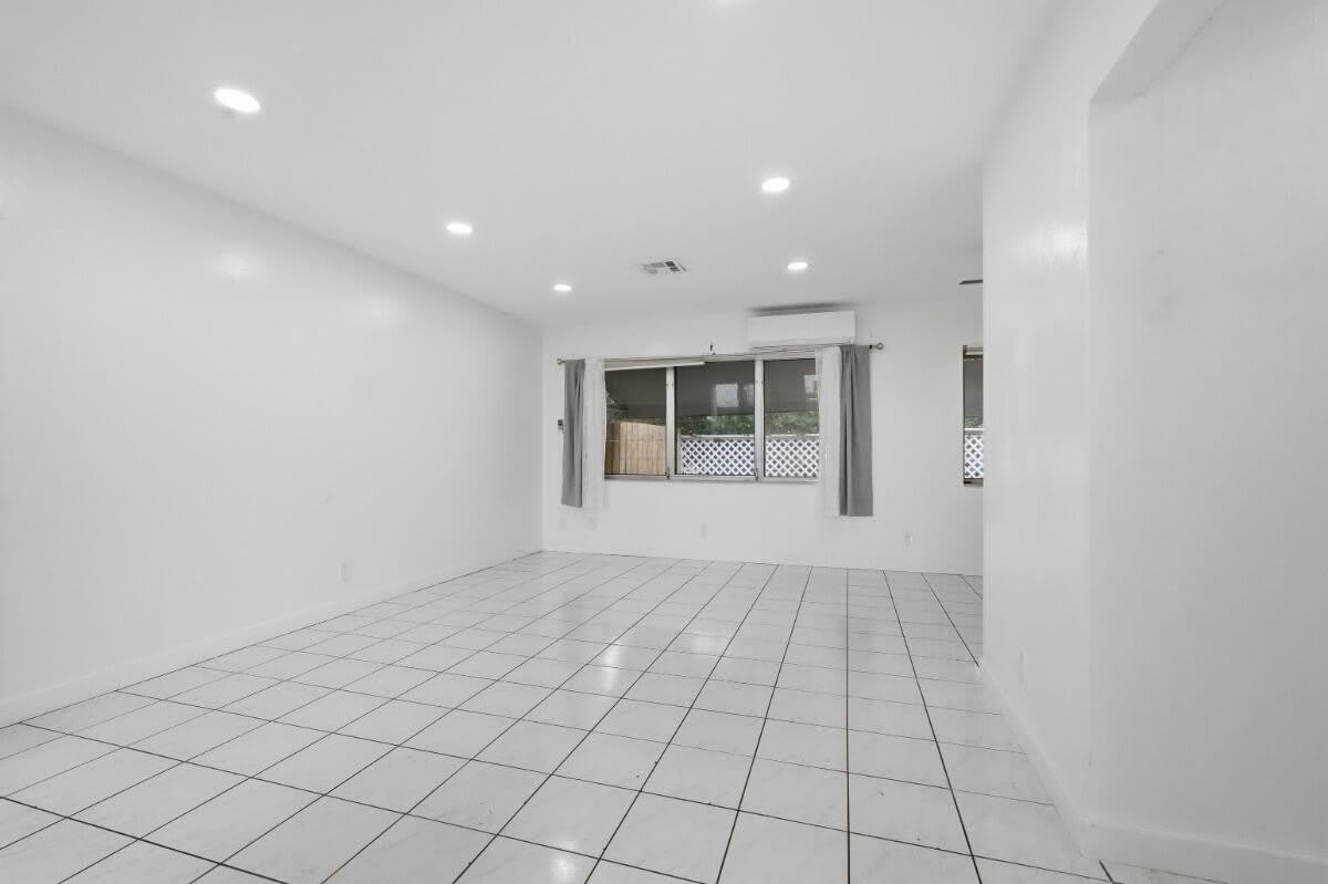 1201 N VICTORIA PARK Road – photo 3