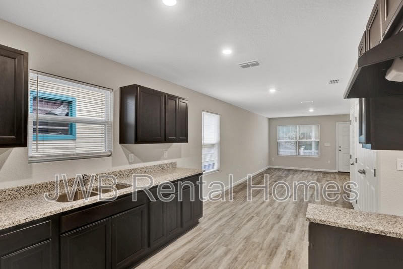 325 Woodlawn Ave – photo 5
