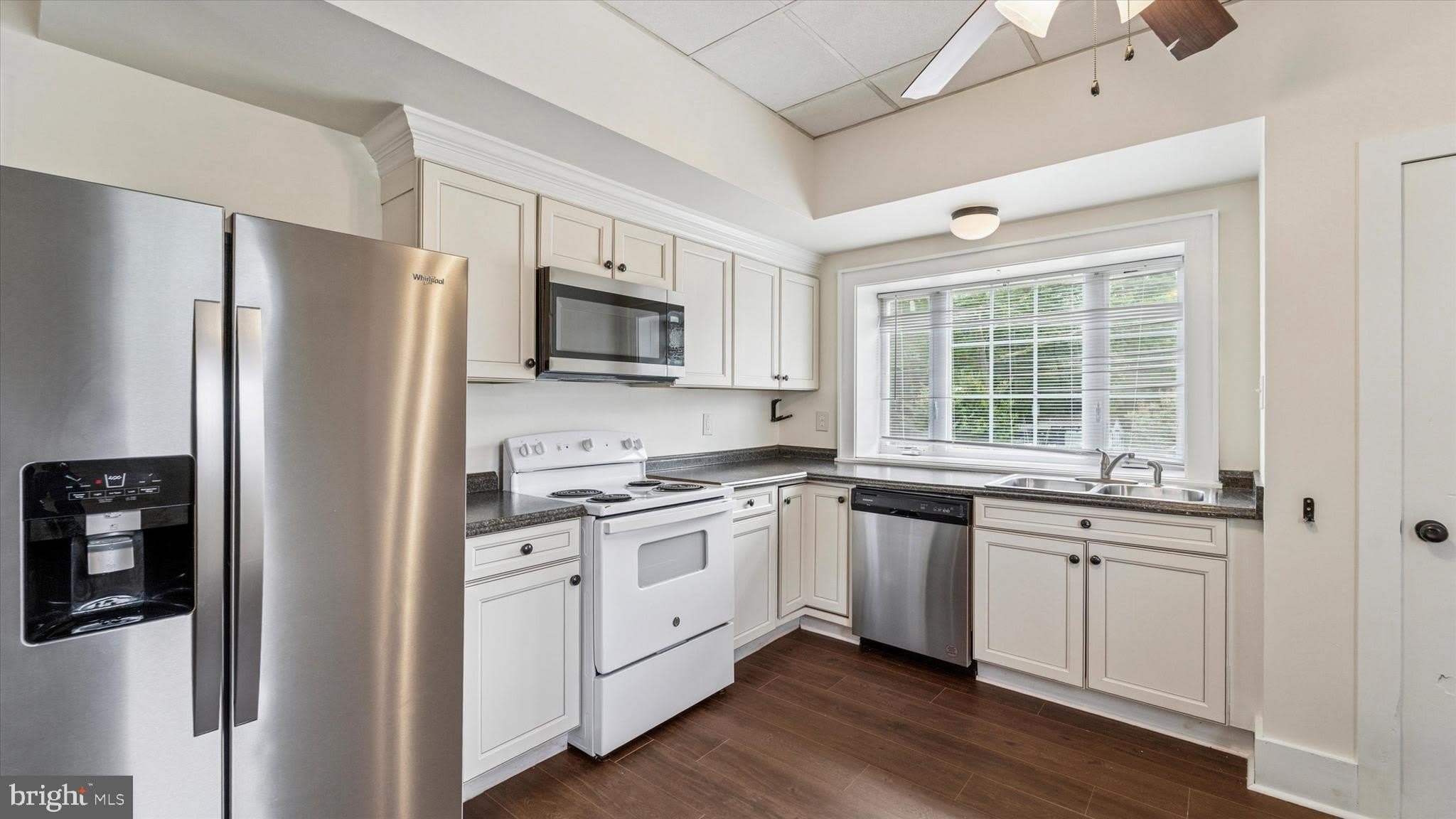 221 CENTER Street – photo 3