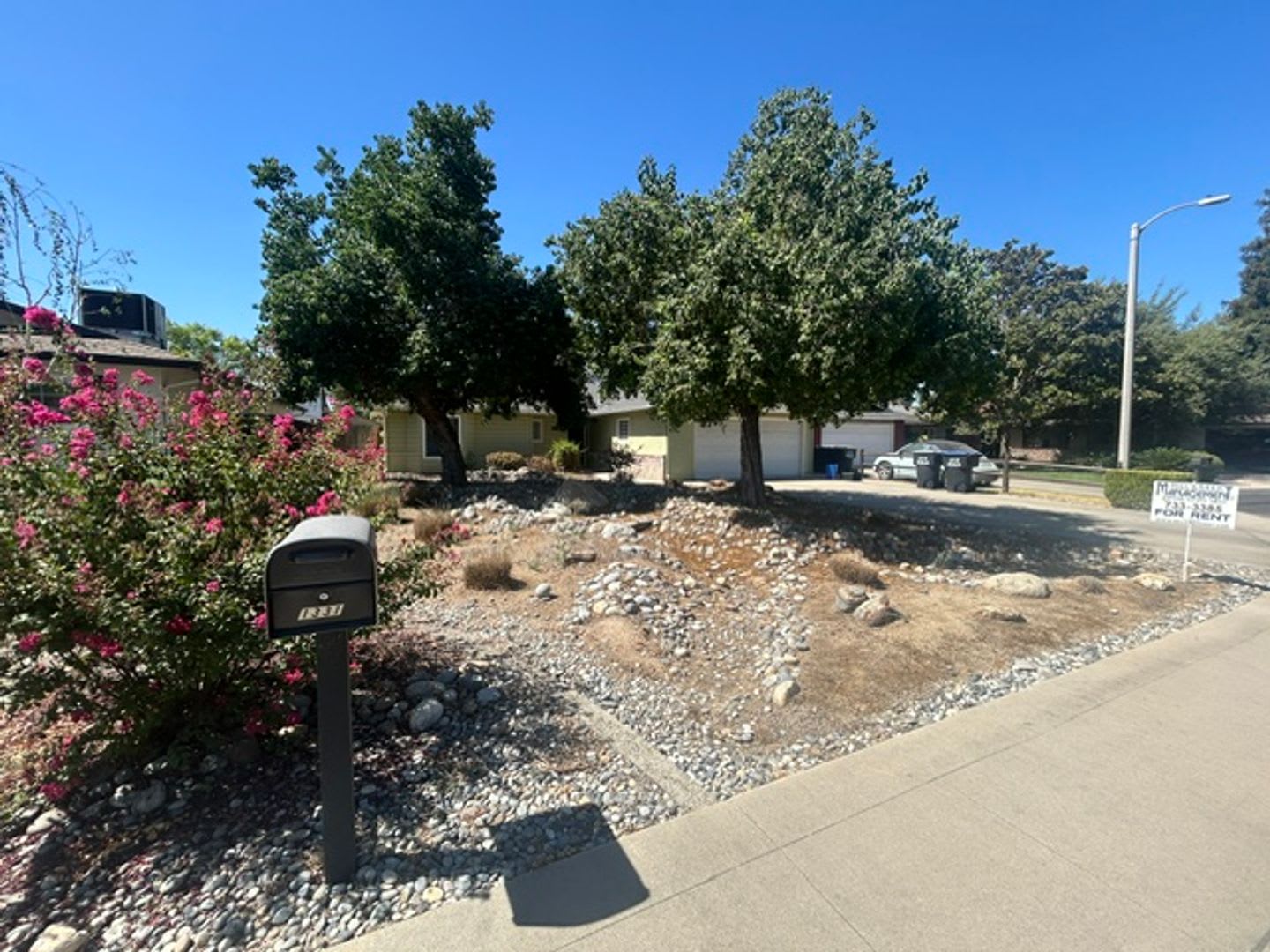 3 Bedroom 2 Bathroom Centrally Located Near Shopping and Restaurants! – photo 3
