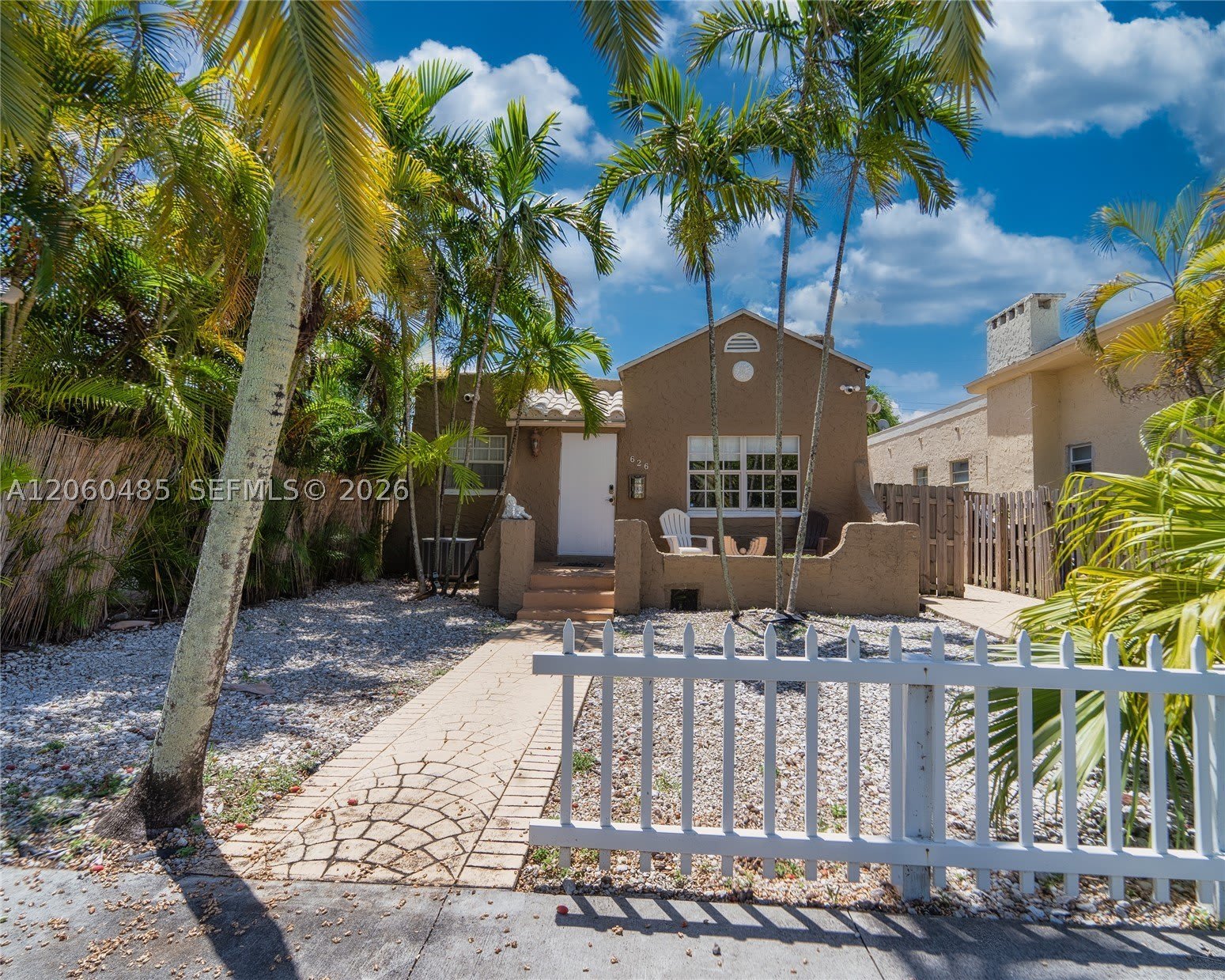 626 NE 4th Ct – photo 1