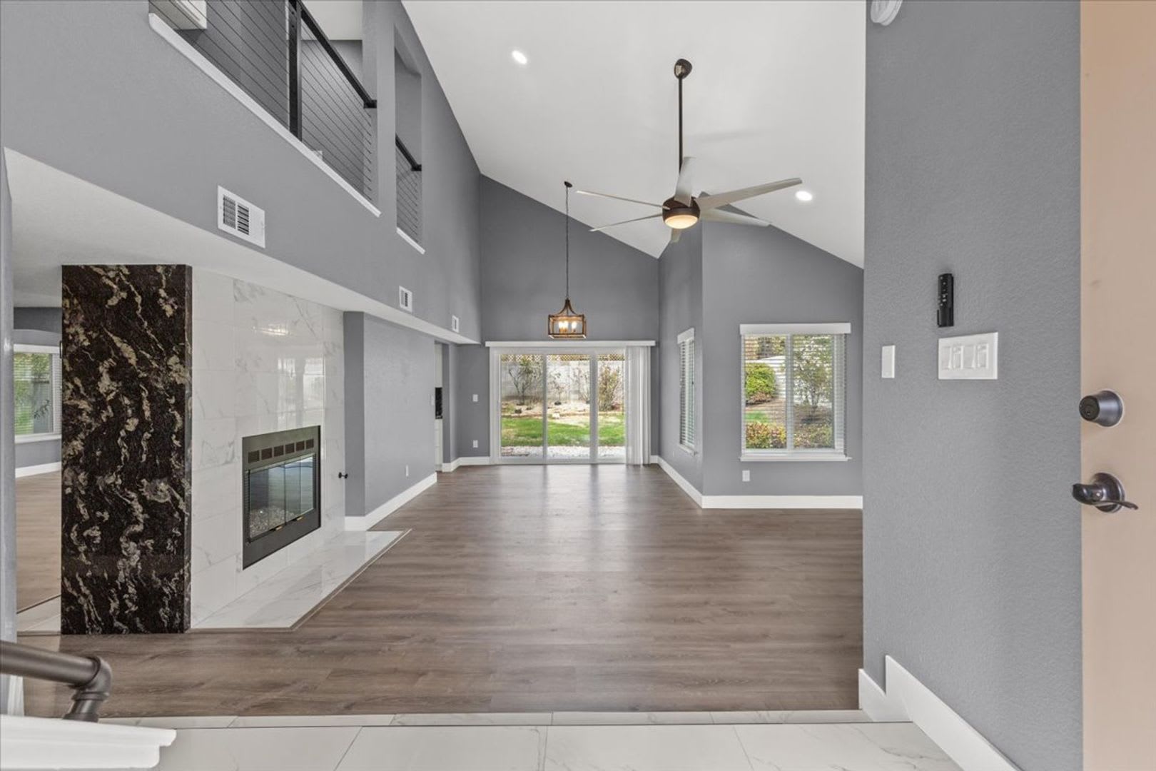 Renovated 4Bd Contemporary Home Huge Backyard – photo 2