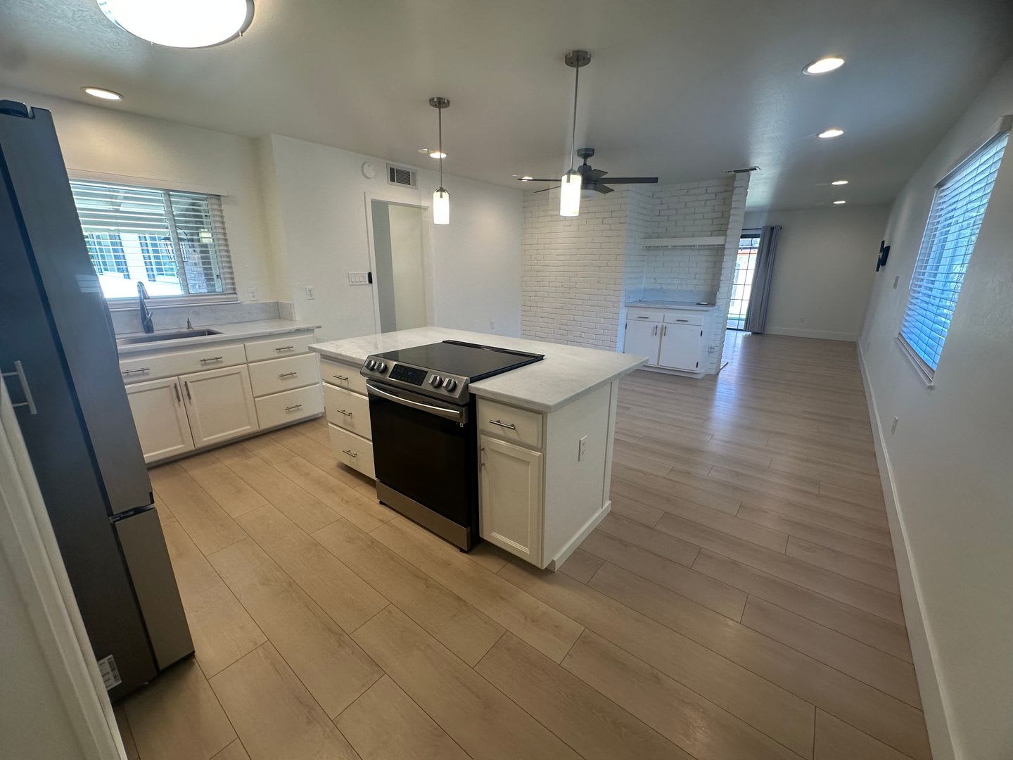 AVAILABLE NOW!!! Gorgeous, Updated 3 Bed / 2 Bath in East Sacramento! – photo 2