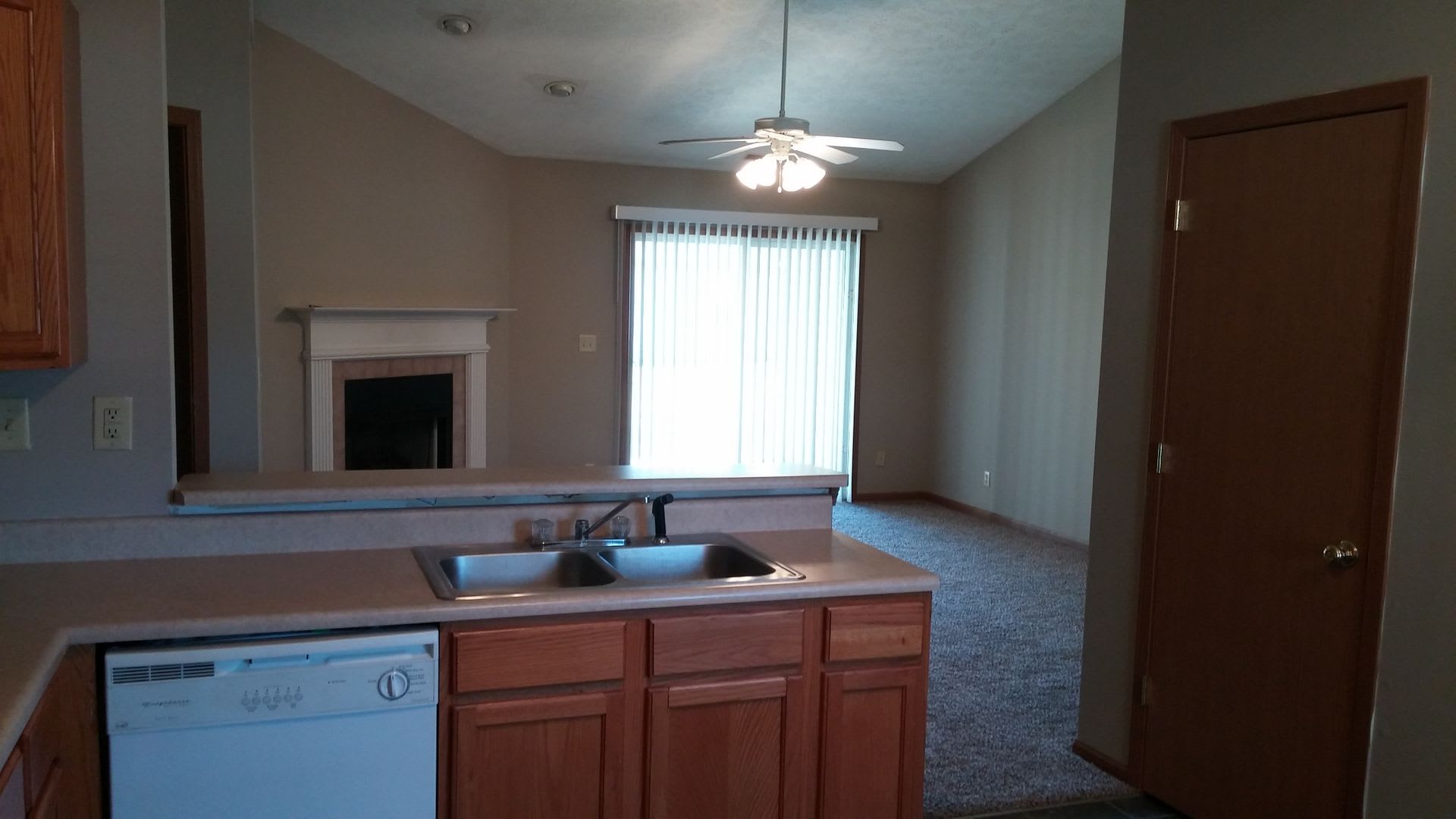 Spacious 2-Bed, 2-Bath Duplex with Attached Garage! – photo 2