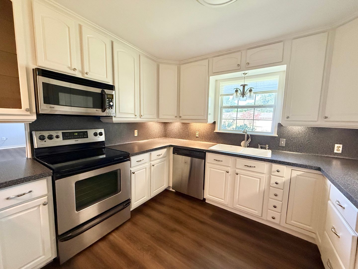 Spacious, Updated 3-bed/2-bath! – photo 4
