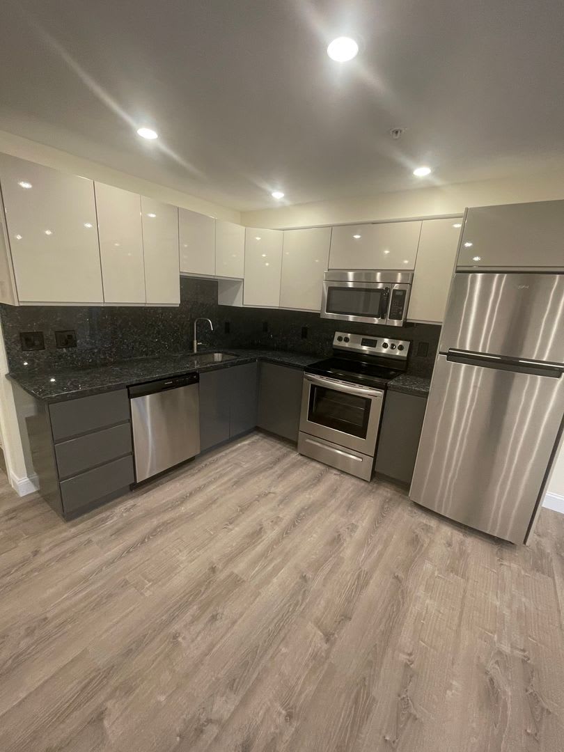 Huge updated studio the size of most 1 beds!! – photo 3