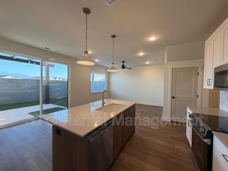 622 E Hemsworth Ln – photo 2