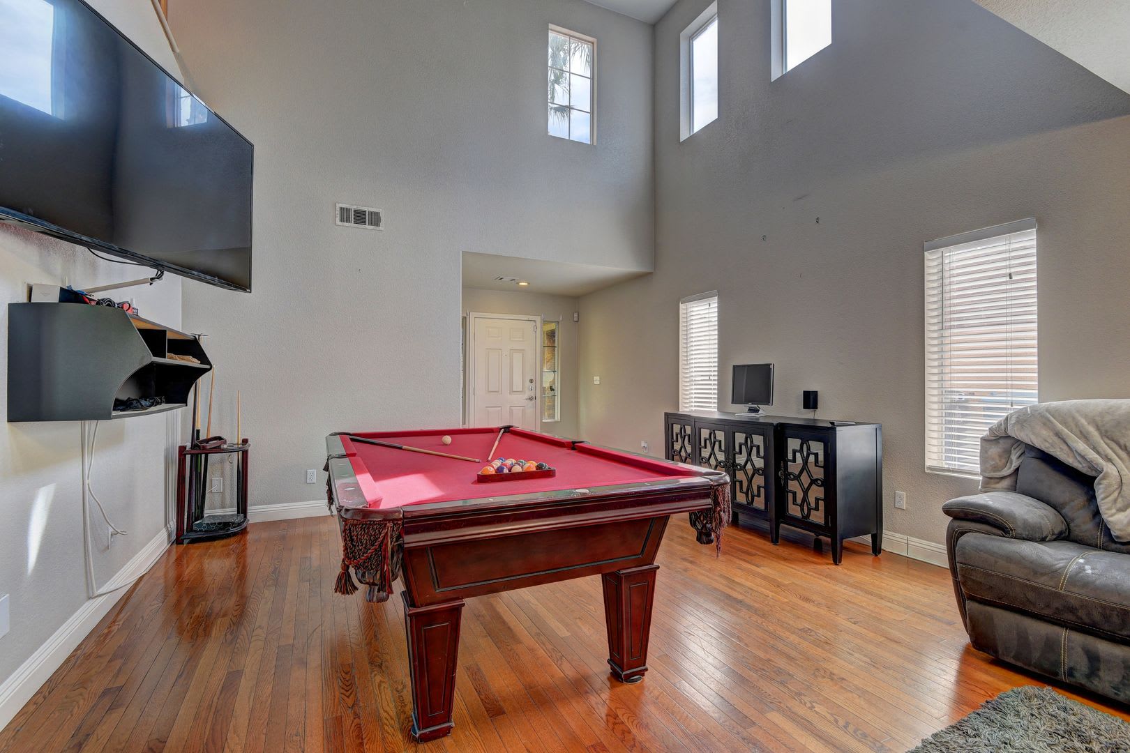 Beautiful remodeled home with pool! – photo 5
