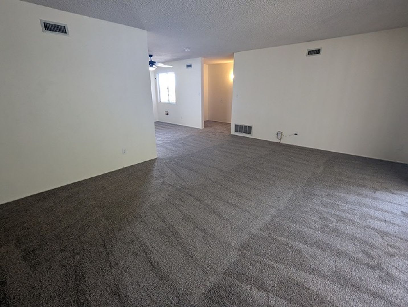 3 Bedrooms/2 Bathrooms Single Story Home in San Diego – photo 3