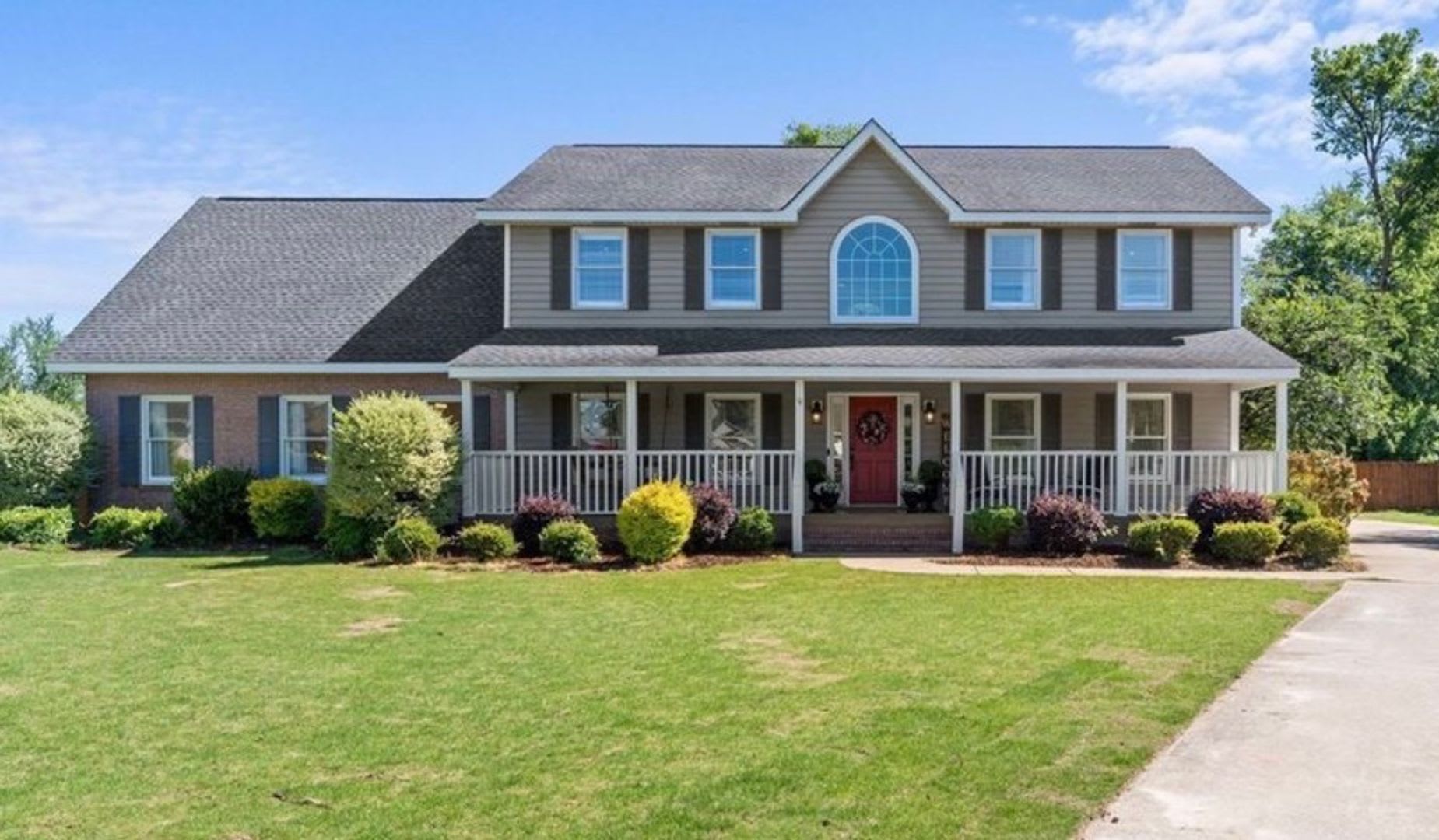 Spacious 5 Bed 4.5 Bath Available July 2026 – photo 2