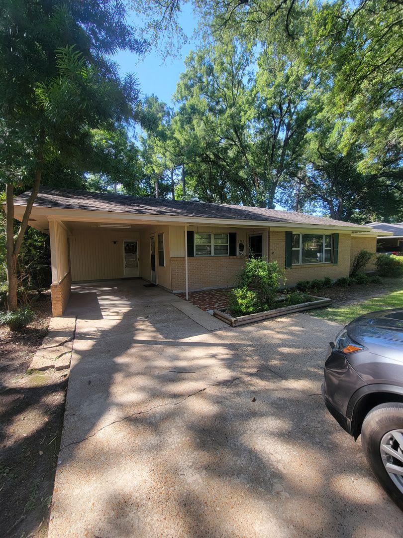 TWO BEDROOOM HOME IN MONROE! – photo 1
