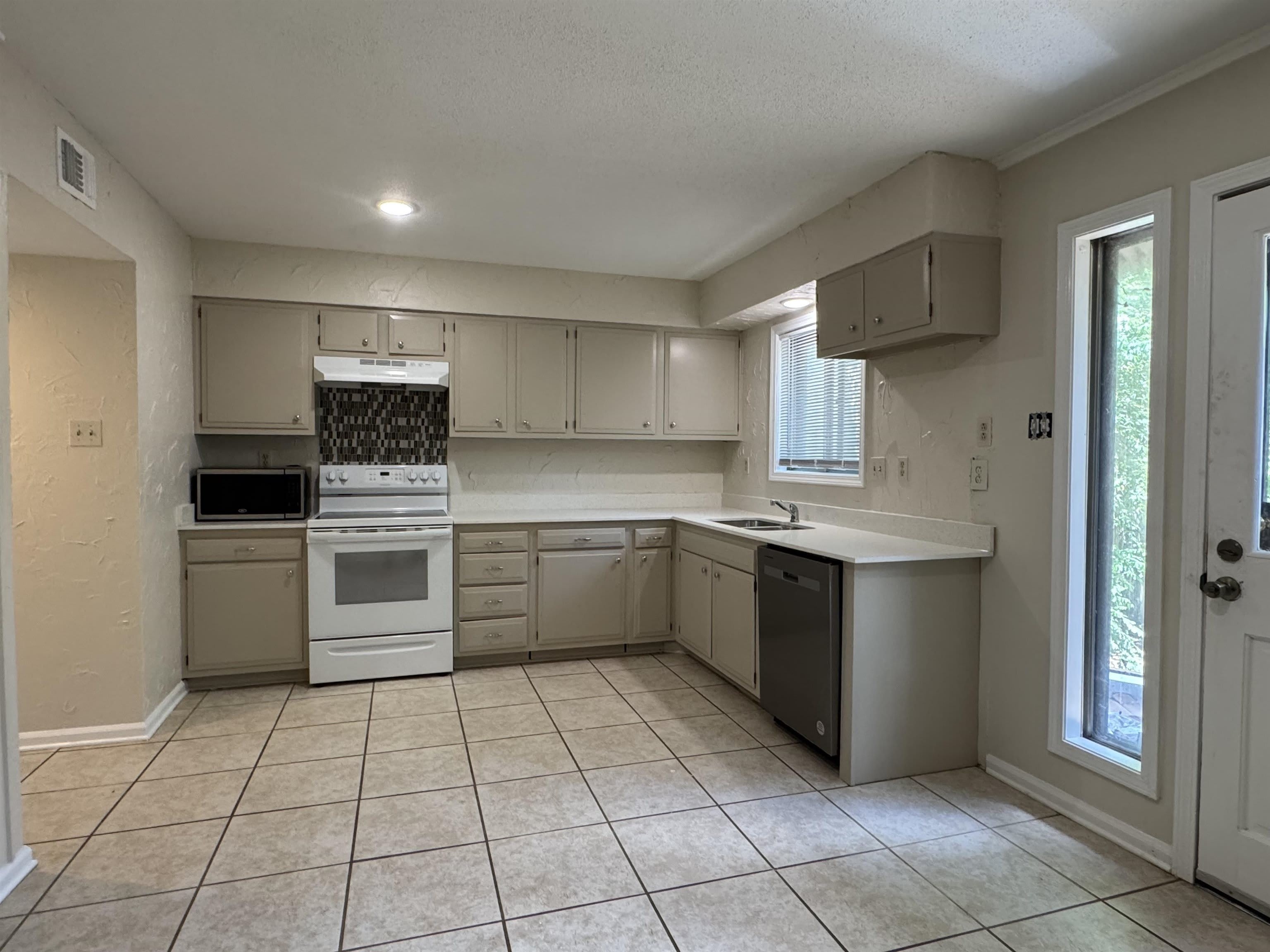 5659 Hinton Pl – photo 4