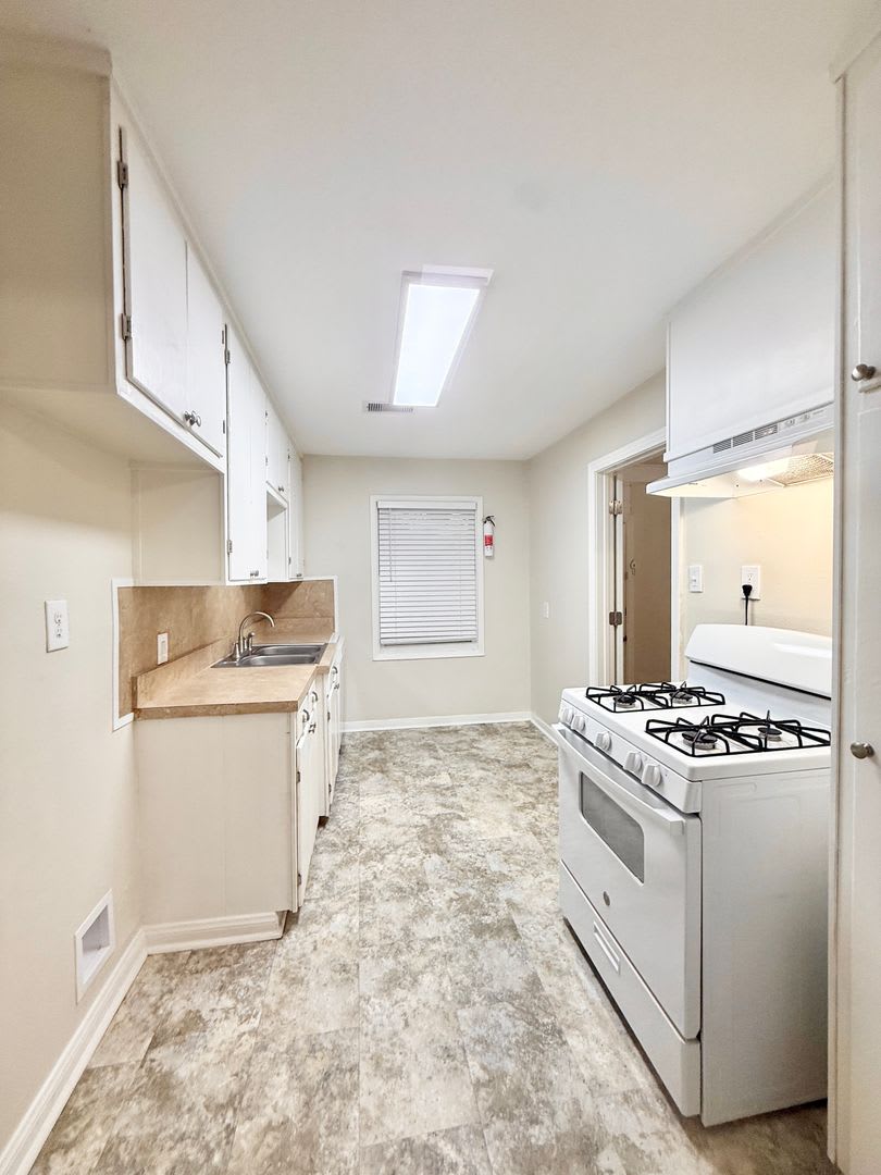 Beautiful 2/1/1 w/ study in Angleton!! Very Cute Home! – photo 5