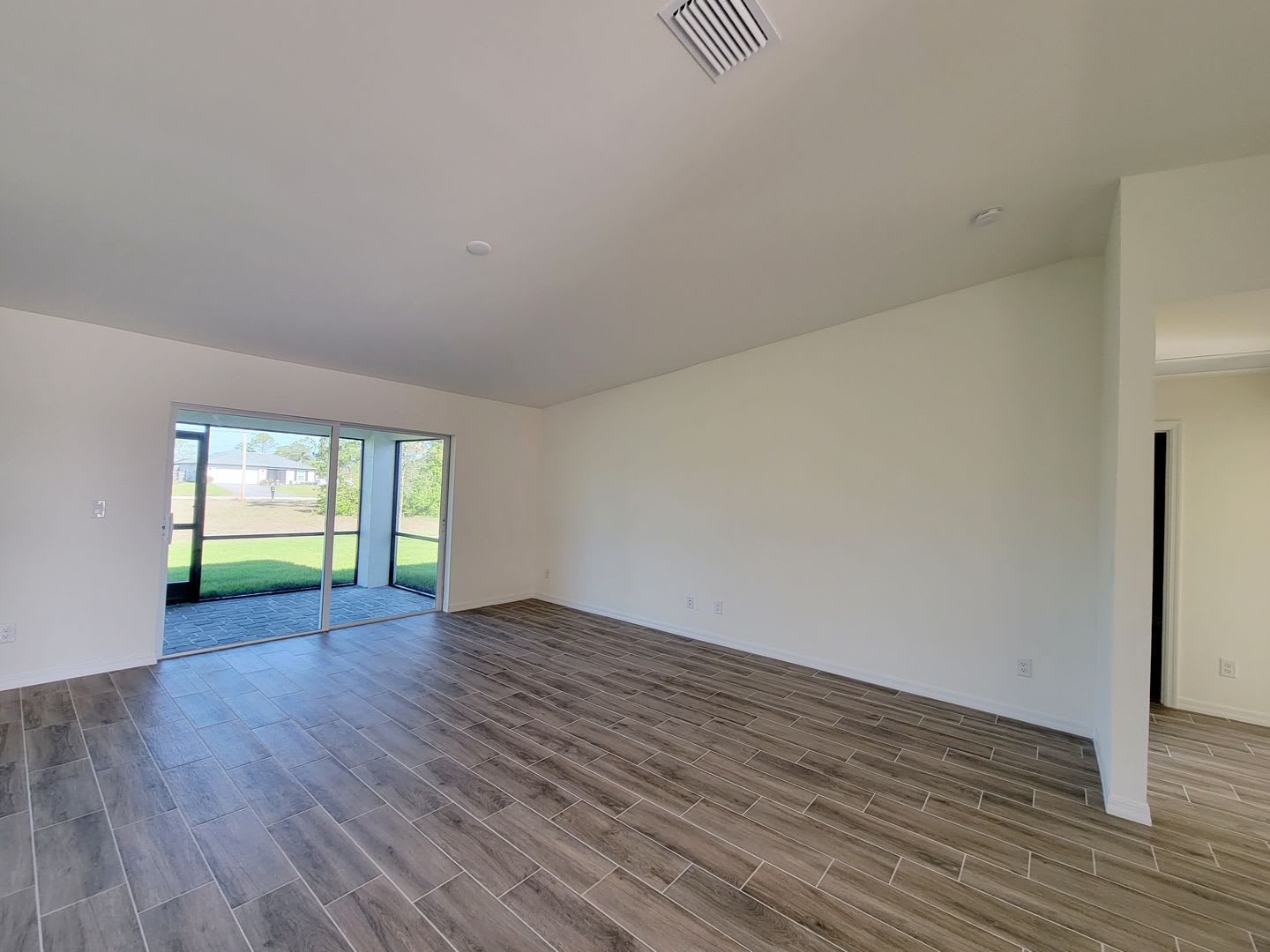 Charming & Modern 4 Bed 2 Bath with Screened Lanai – photo 4