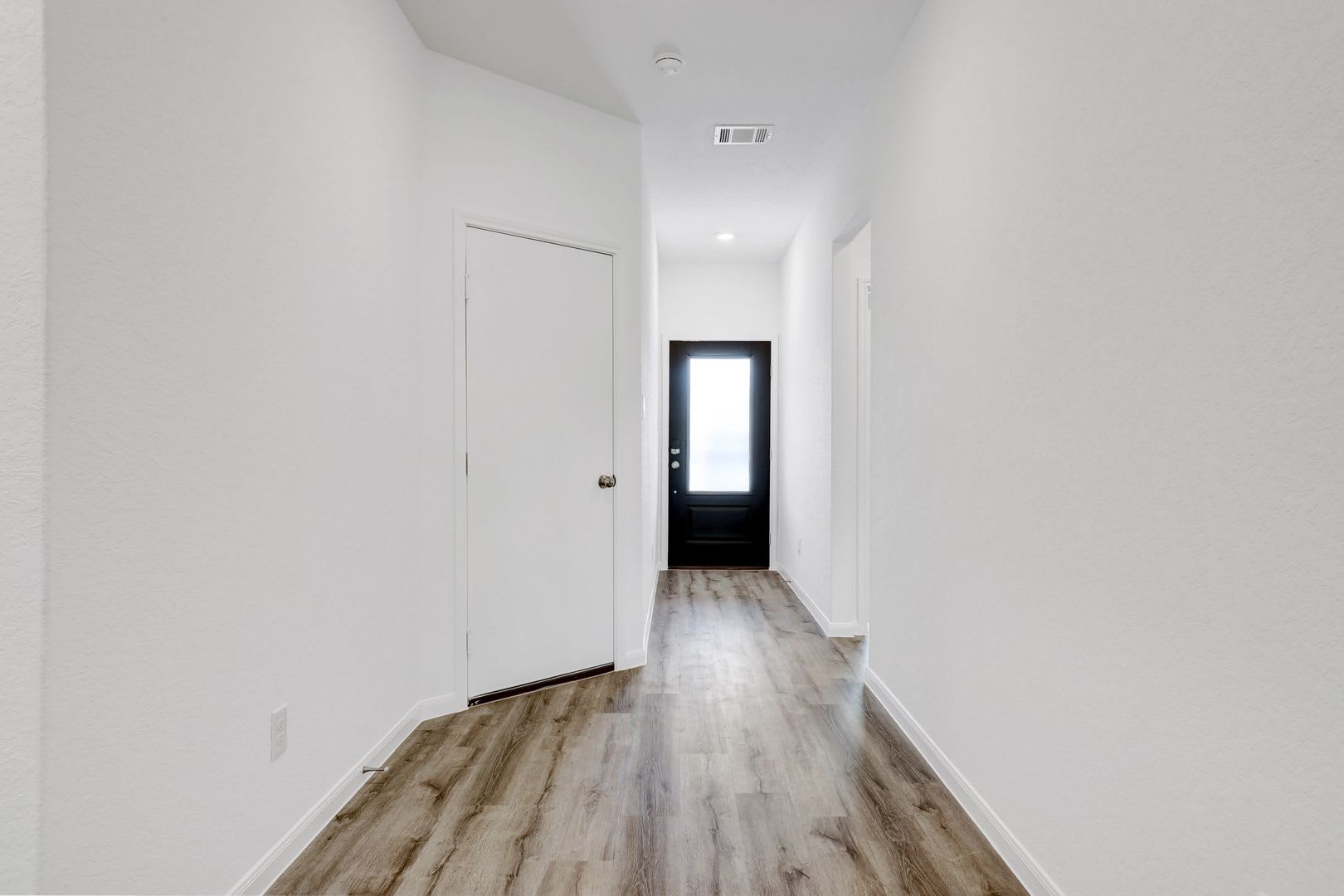 ***MOVE-IN SPECIAL: TWO WEEKS FREE***Spacious Single-Story with Dual Primary Suites – photo 2