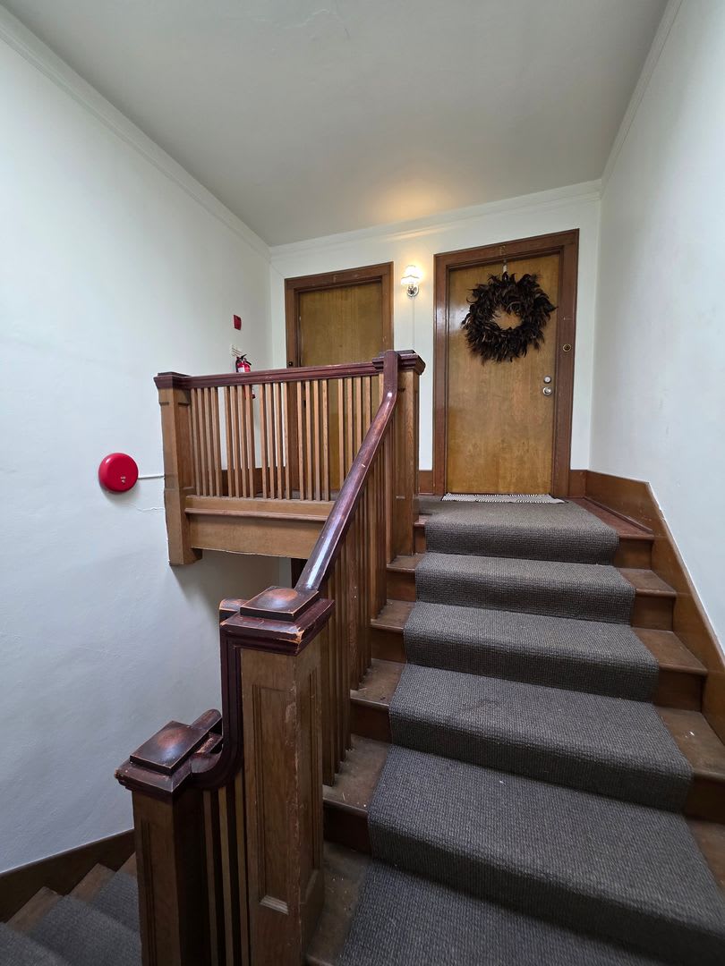 Large 1 Bedroom Historic Condo Top Floor Unit With A Charming Interior Available Now – photo 3