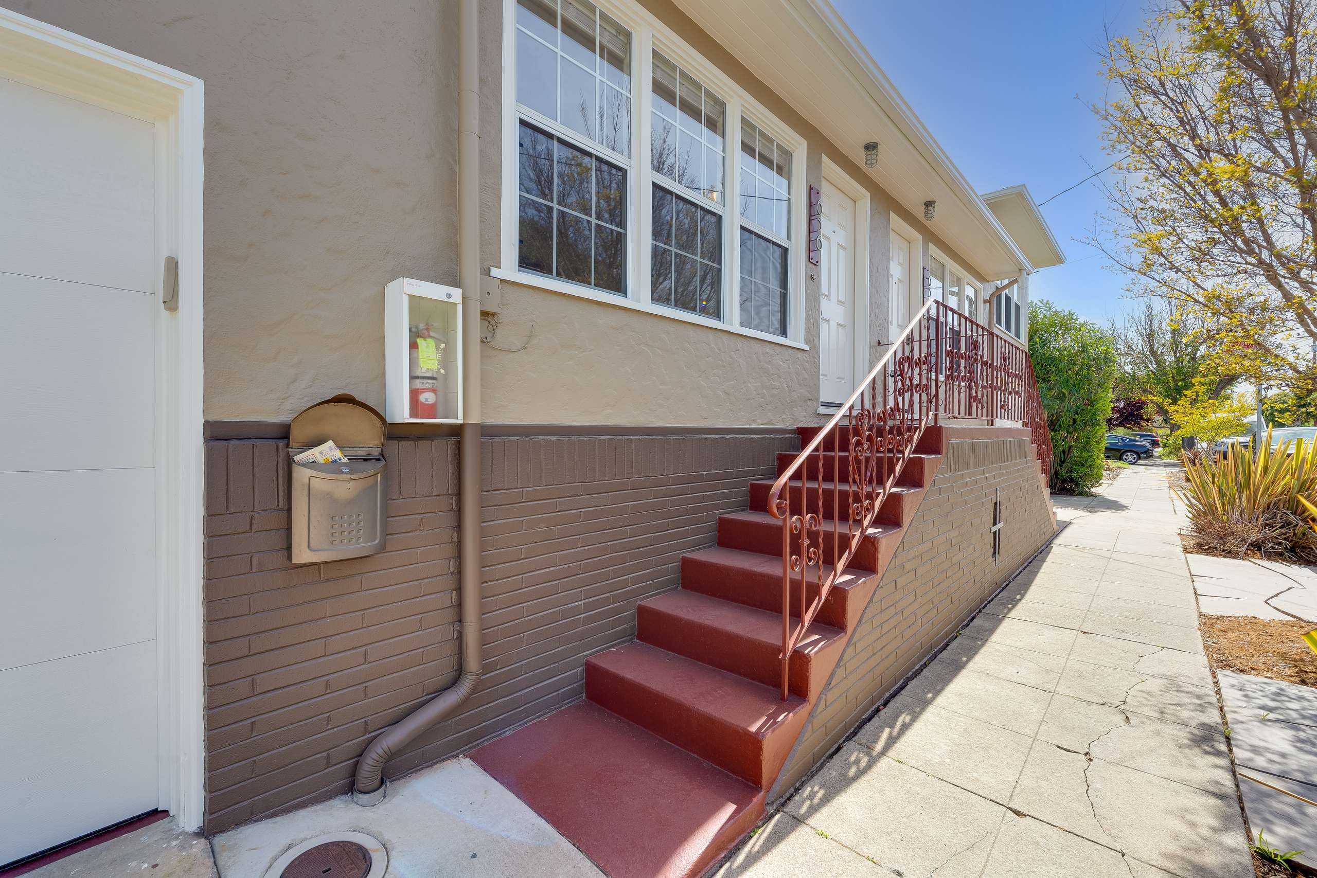 656 27th St – photo 3