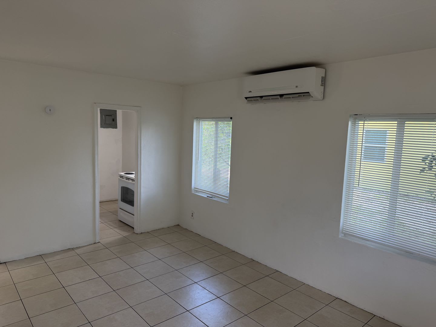 Freshly rehabbed, centrally located 2/1! – photo 5