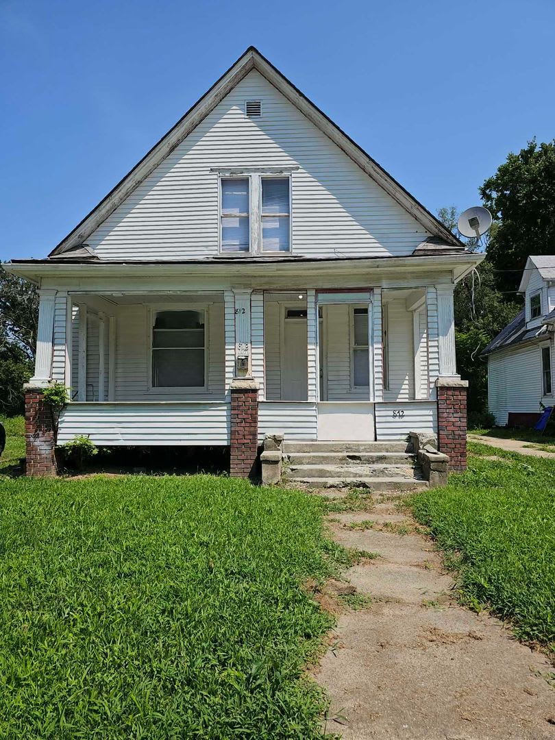 812 E Cantrell St 2 Bedroom 1 Bath With Option For 3Rd Bedroom On Main – photo 1