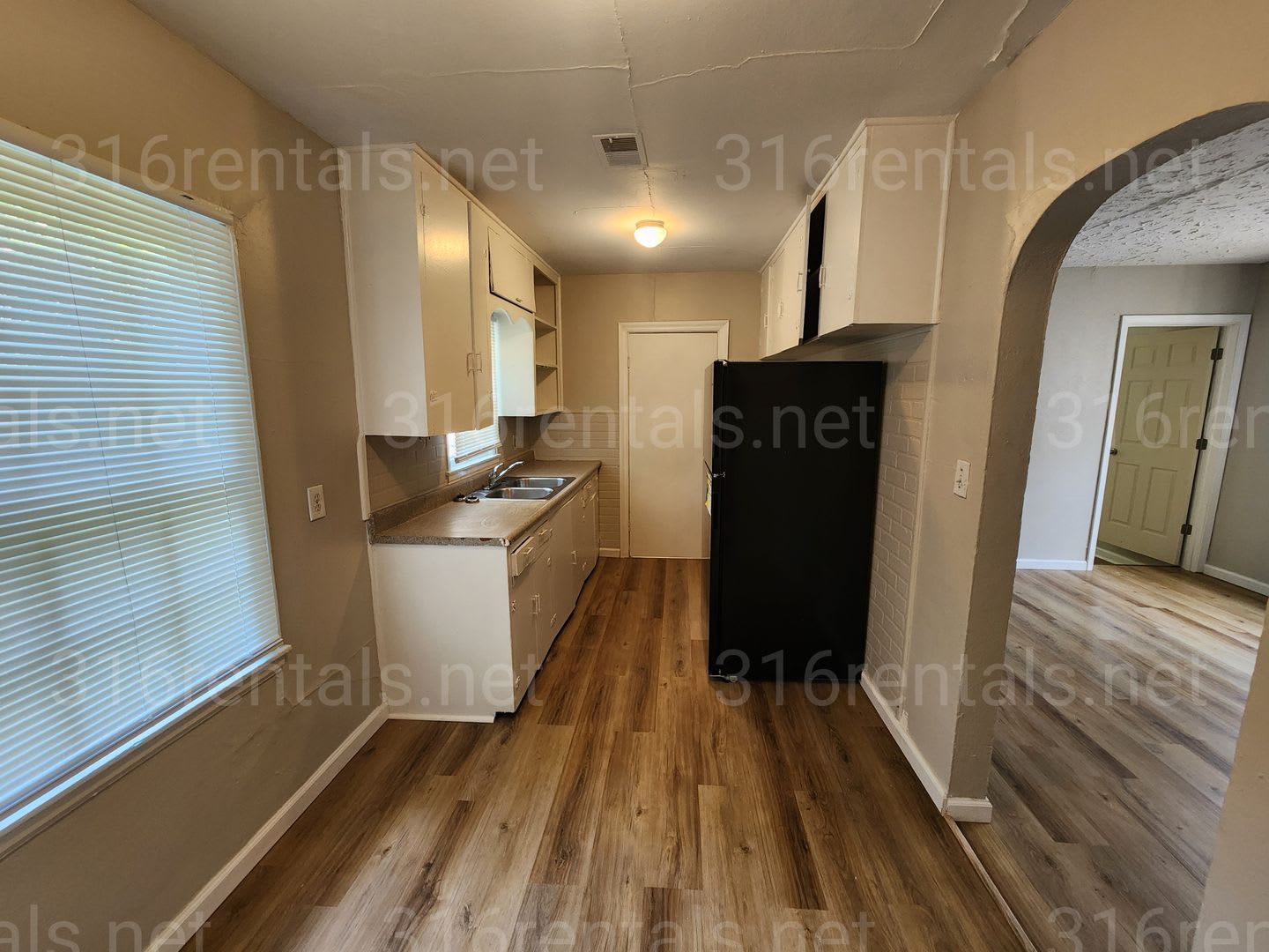 1 025 3 Bedroom 1 Bathroom Single Family Home – photo 2