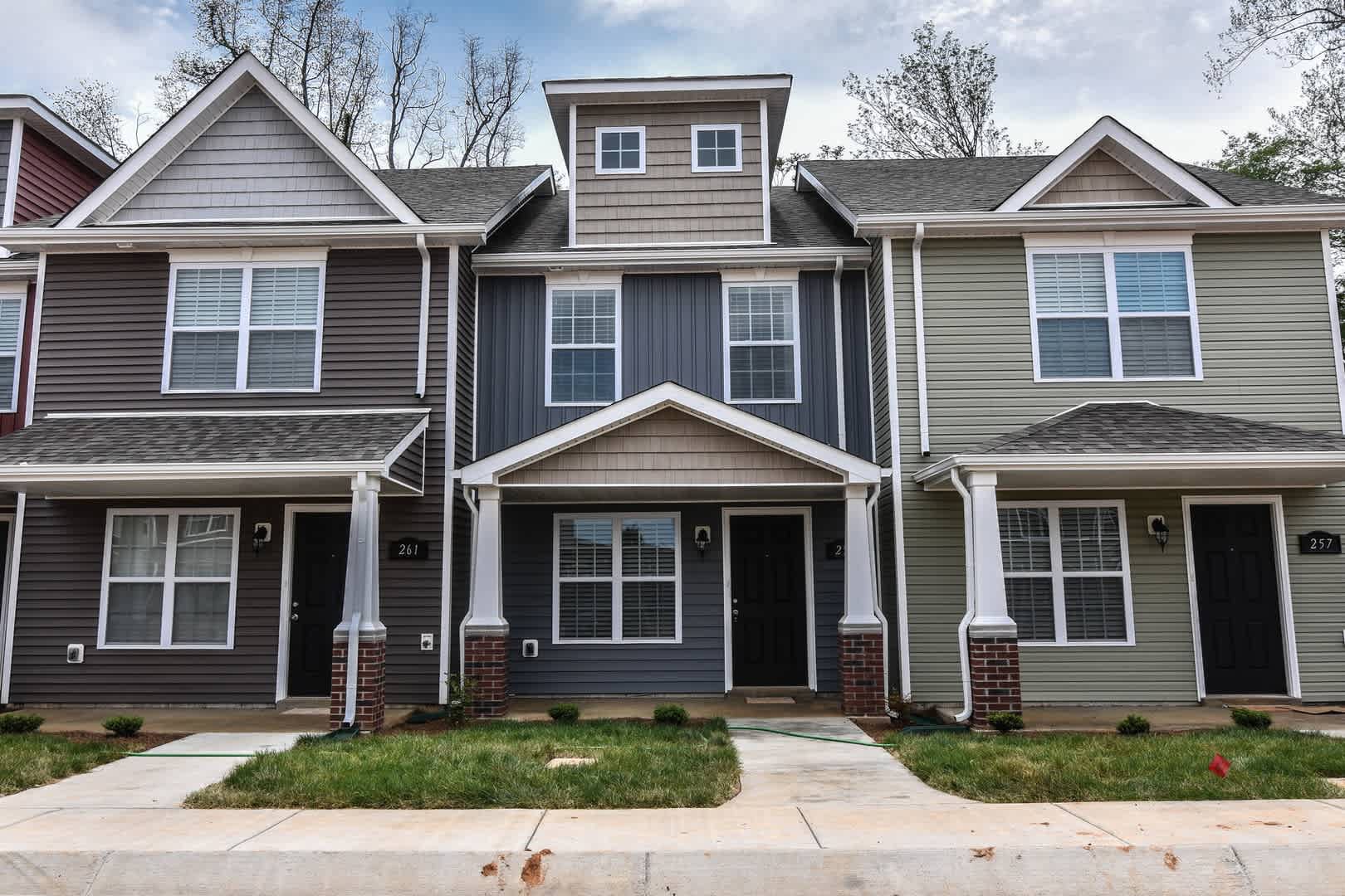 Two Bedroom in Governor's Crossing! – photo 1