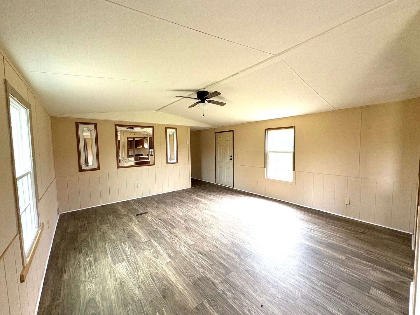 Spacious 3-Bedroom Home with 2 Baths in Park City – photo 2