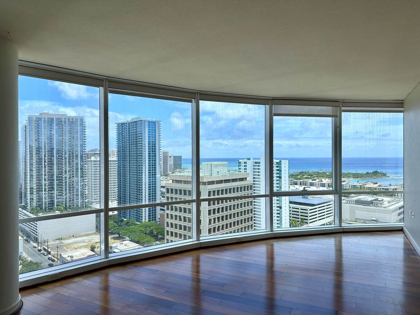 Moana Pacific East Tower 3Br 2Ba 2Pk – photo 1