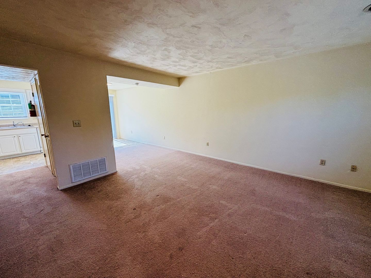 2 Bedroom, 1.5 Bath Townhouse – photo 4