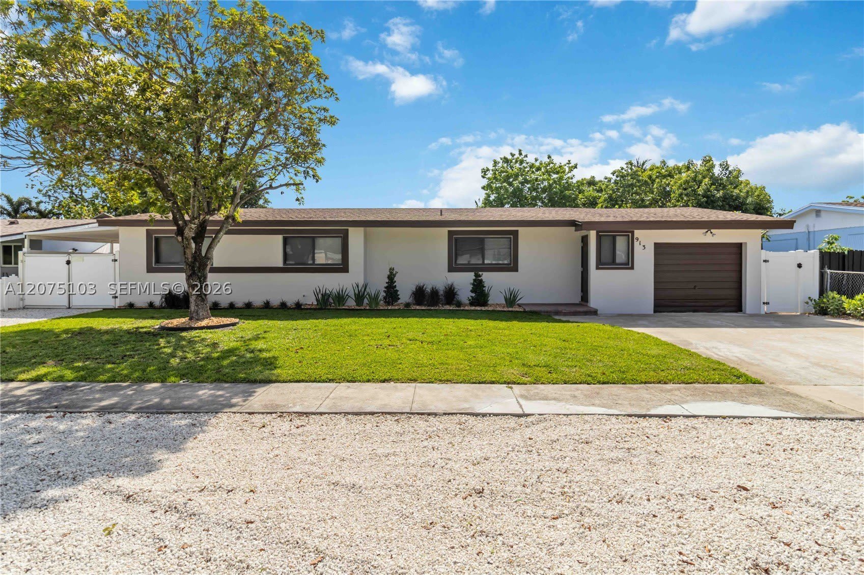 913 SW 49th Ave – photo 1