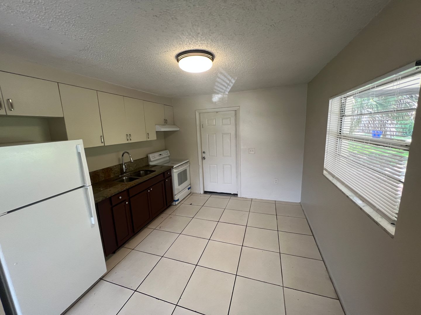 Fort Myers 2 Bed 1 Bath Unfurnished First Floor Apartment Available For A Long Term Tenant Pet Friendly – photo 2