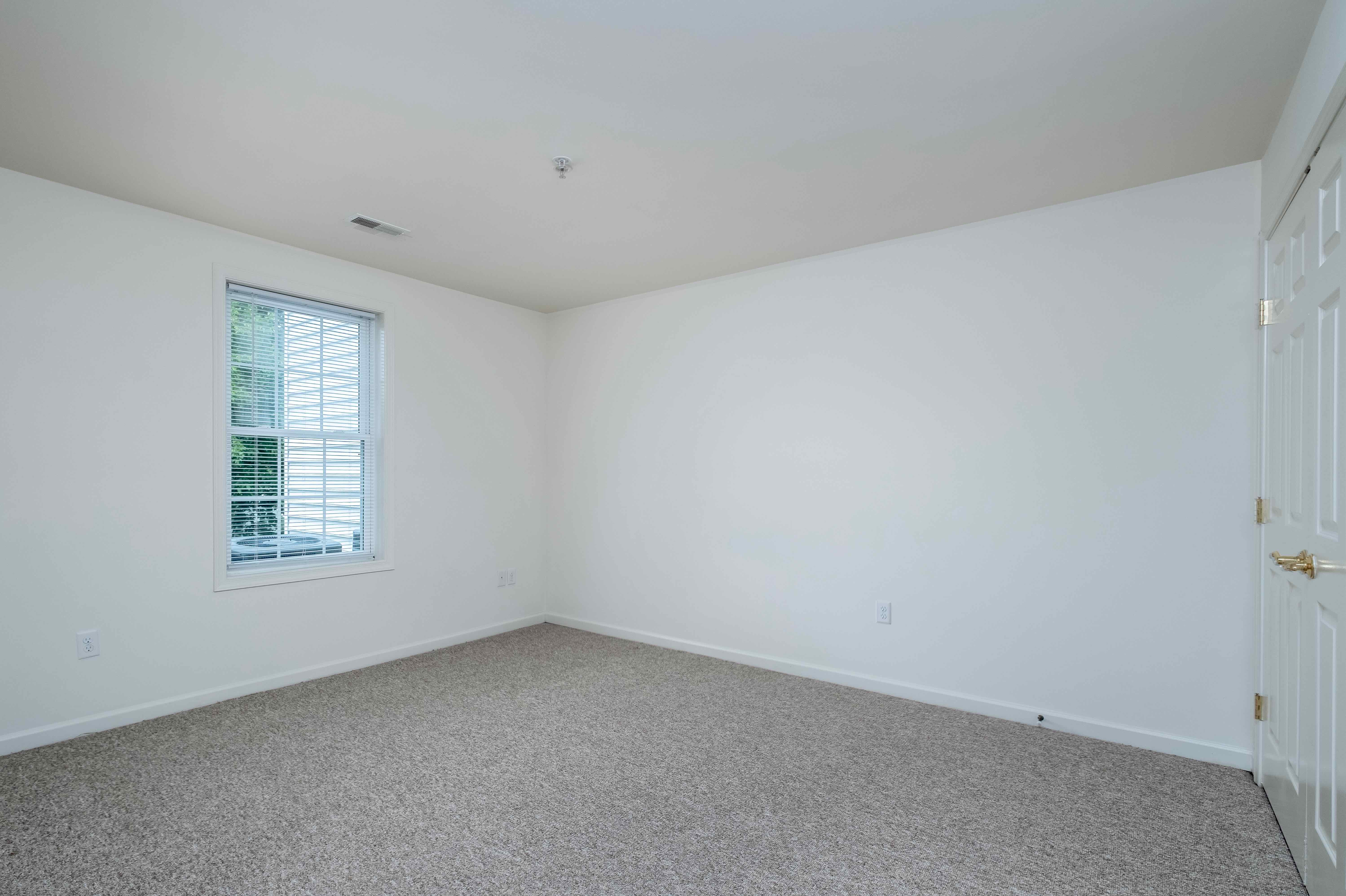 323 College Manor Ave – photo 5