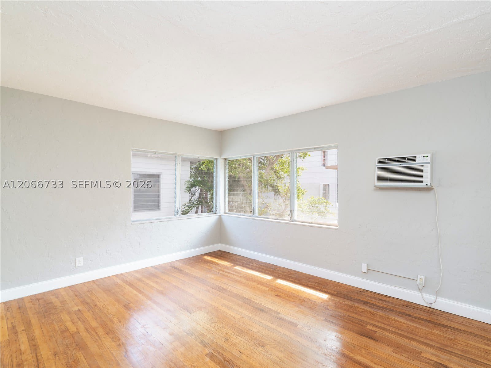 7635 Dickens Ave – photo 2