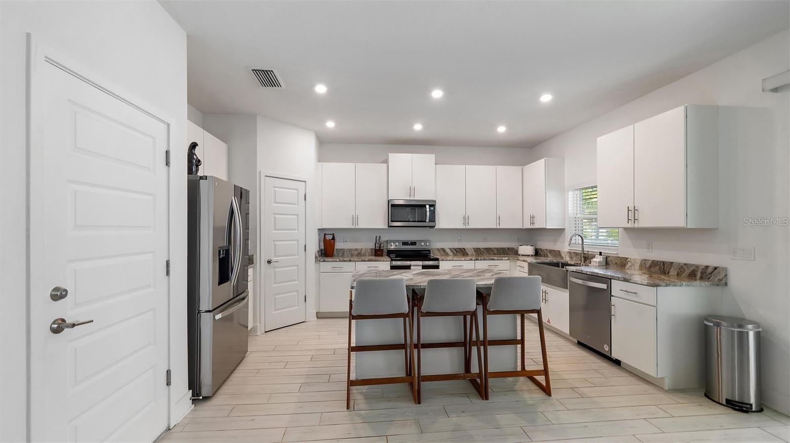 2587 TEMPLE Street – photo 4