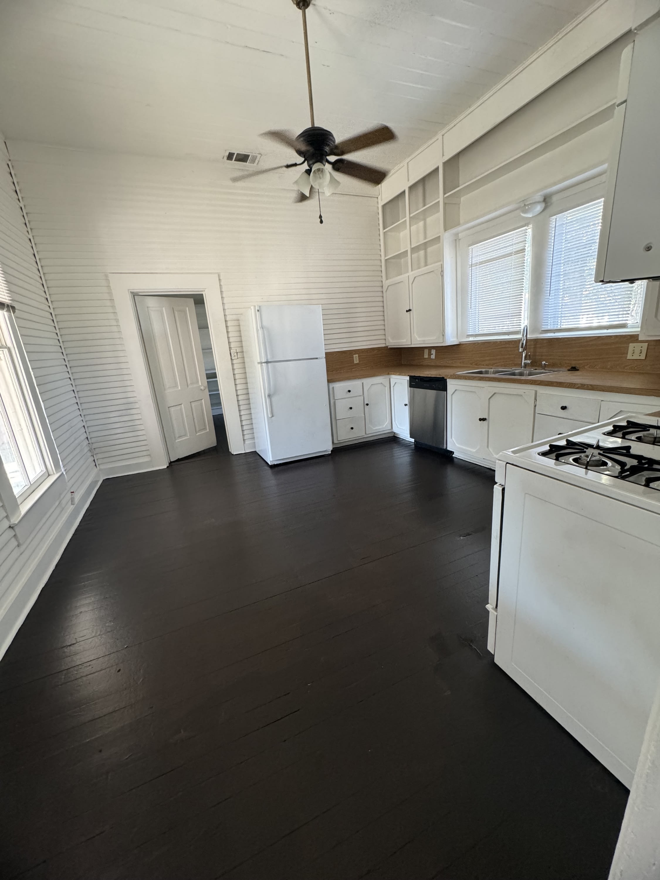 302 Burleson – photo 1