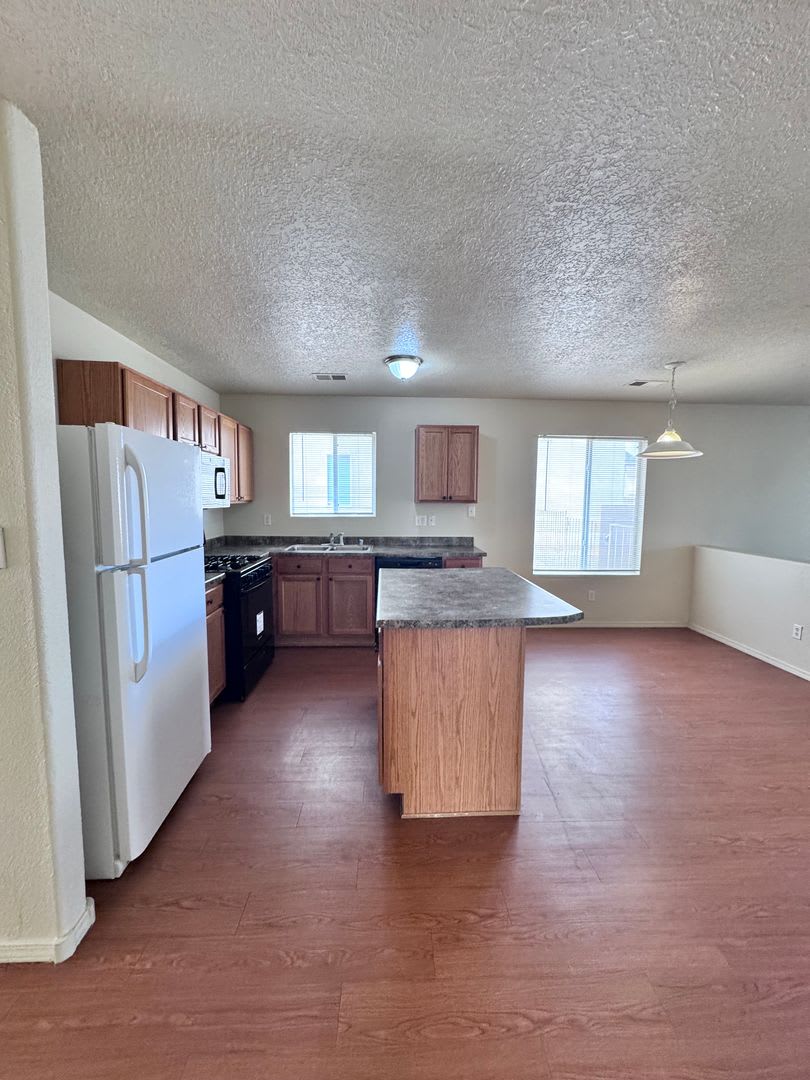4 Bed 2 Bath Home New Carpet – photo 5