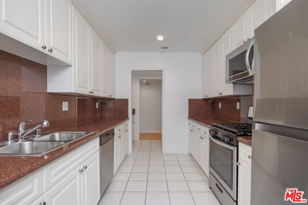 440 S Roxbury Dr – photo 3
