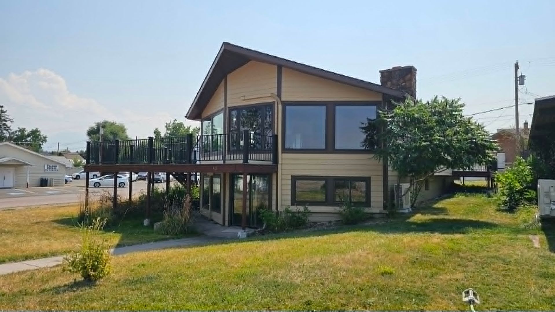 Corner Lot House With Lake Views – photo 2