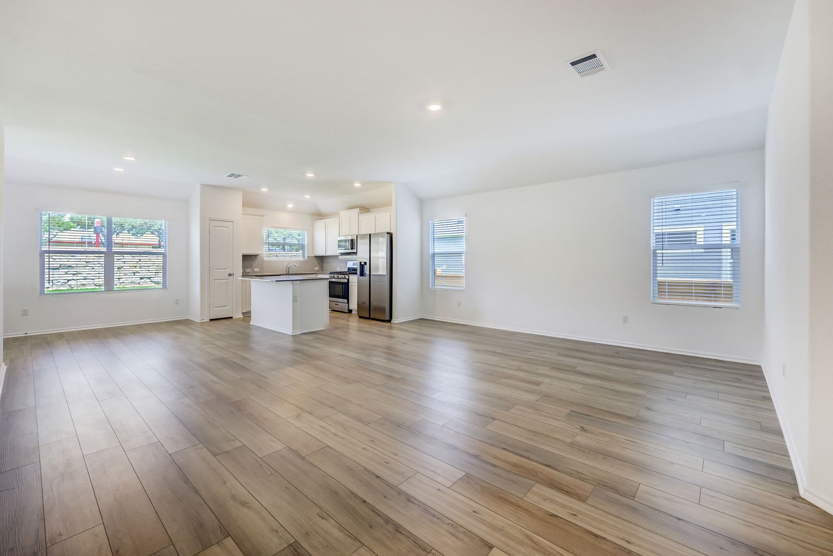 Coming Soon Beautiful 3 Bedroom 2 Bath – photo 3