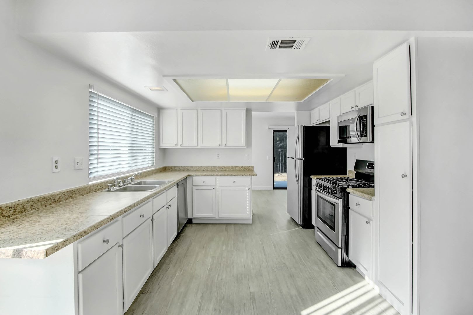 Reduced for a Fast Lease! Welcome to 2279 N. Sycamore Ave., Rialto! – photo 5