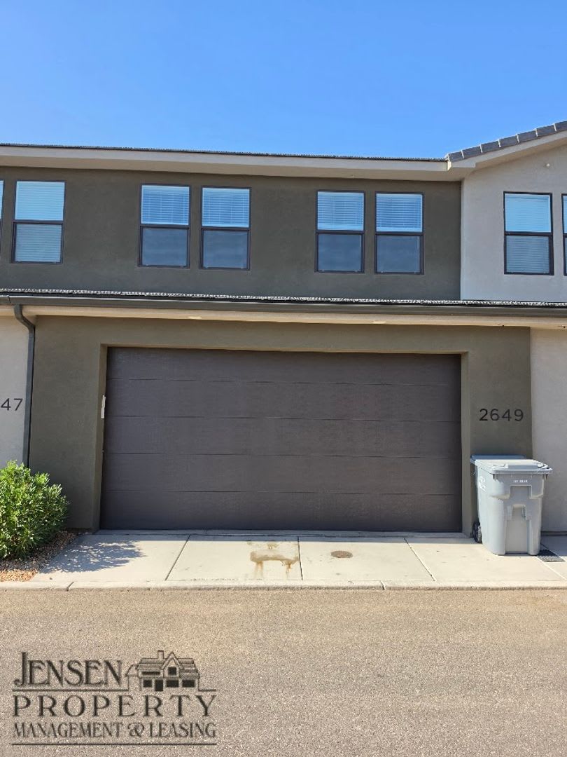 Newer Town Home in St. George- Lazy River & Community Pool – photo 3