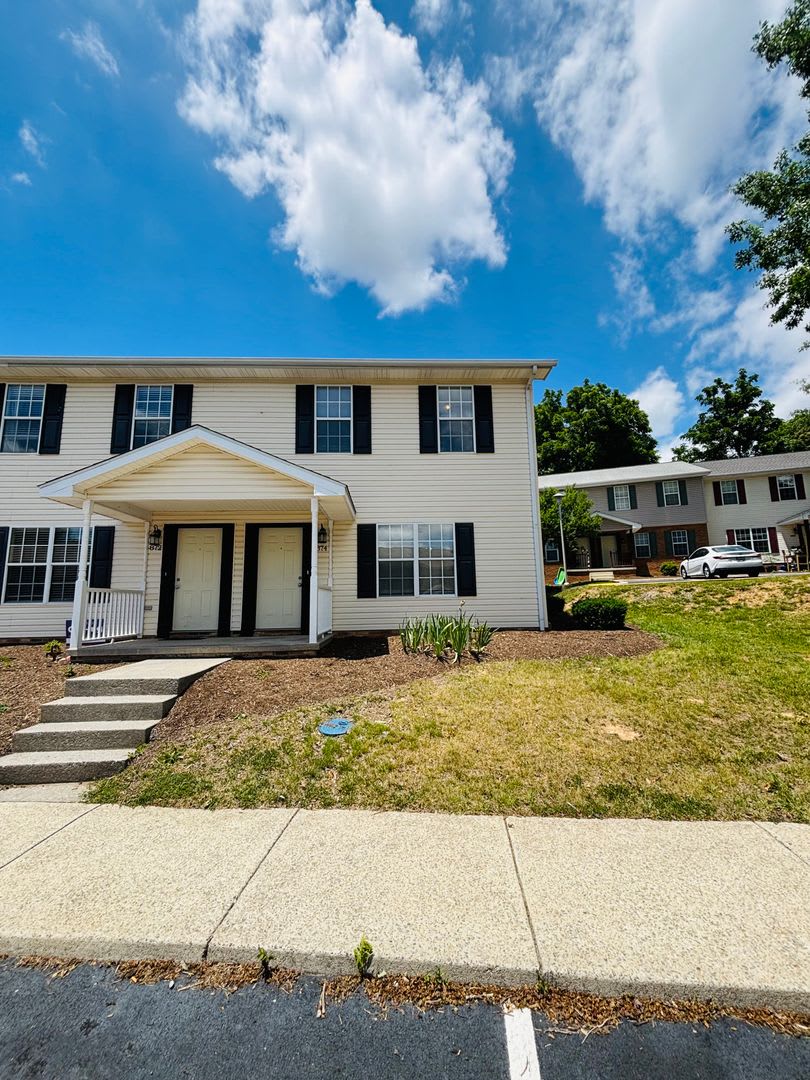 4 Bedroom 2.5 Bath Townhouse – photo 1