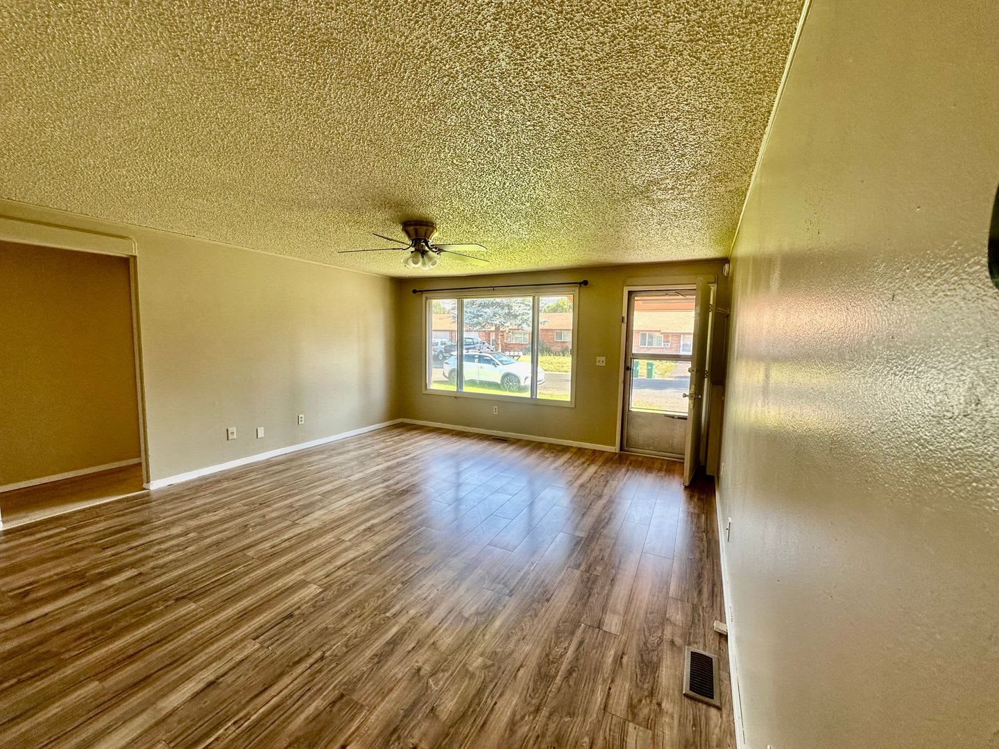 Spacious 3-bedroom, 2-bathroom home located in the South Suburbs with attached garage – photo 3