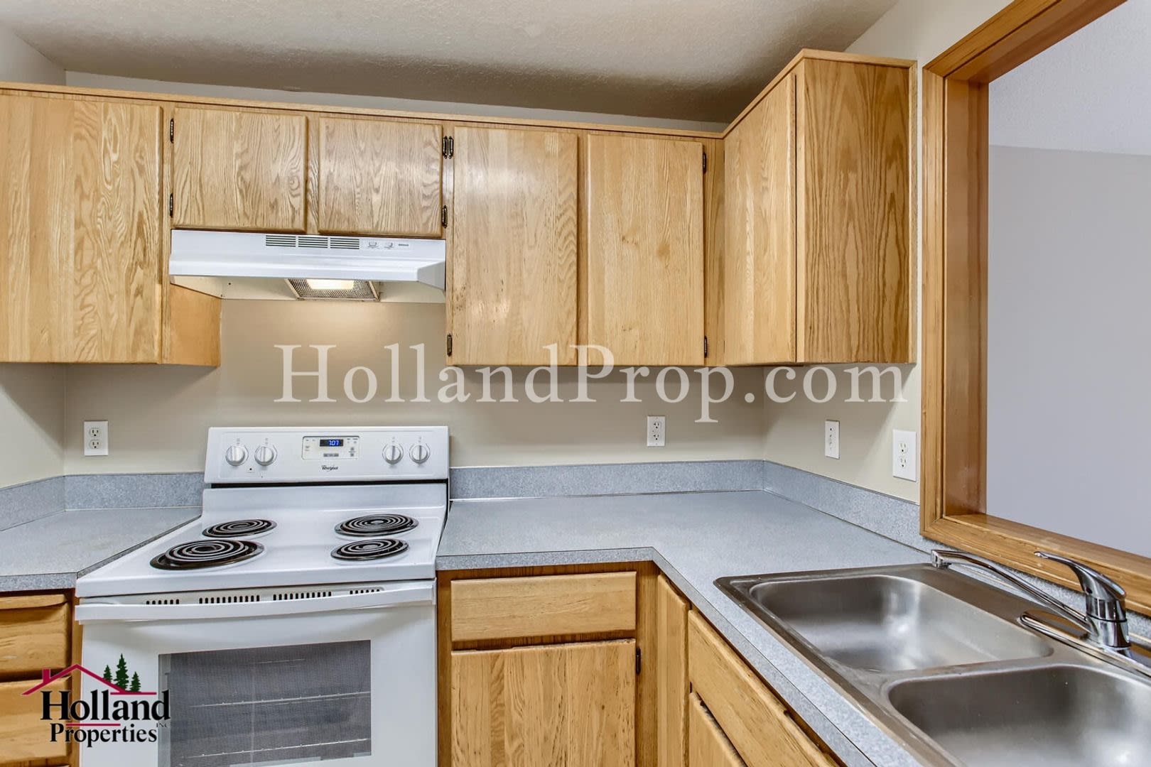 Lovely End unit of a triplex with garage – photo 5