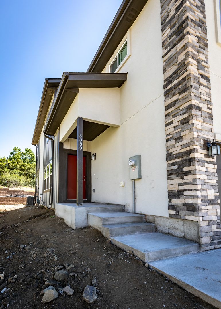 Stunning Like New 3 Bedroom Townhome – photo 2